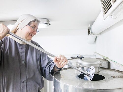La abadía de San Vicente de Chantelle. Diez monjas benedictinas en un monasterio milenario 1 La abadía de San Vicente de Chantelle. Diez monjas benedictinas en un monasterio milenario