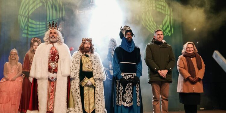 Cullera se rinde a los pies de Melchor, Gaspar y Baltasar 1 Sus Majestades de Oriente llegaron a Cullera en una Cabalgata llena de color y mágia