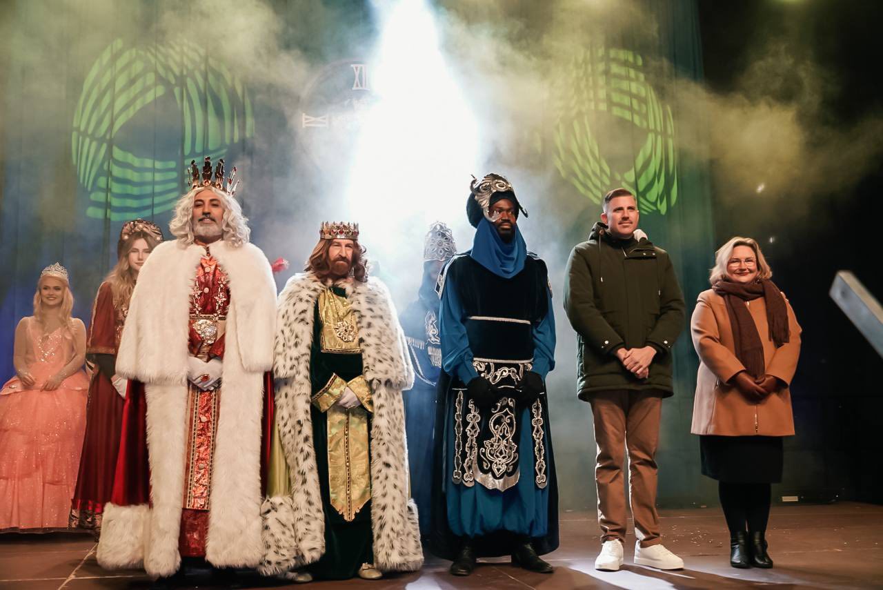 Cullera se rinde a los pies de Melchor, Gaspar y Baltasar 16 Sus Majestades de Oriente llegaron a Cullera en una Cabalgata llena de color y mágia