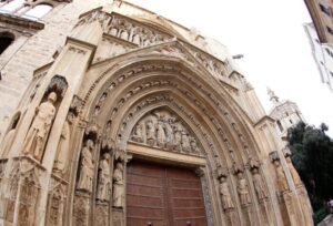La Catedral de Valencia recibe más de 764.000 visitantes en 2025 2 Catedral Valencia Apostoles 700x477 1