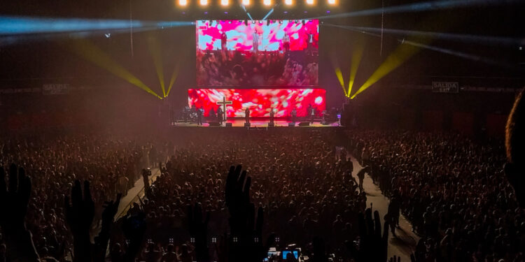 El Movistar Arena se transforma en templo: más de 6.000 personas viven una noche de adoración eucarística multitudinaria 1 El Movistar Arena se transforma en templo: más de 6.000 personas viven una noche de adoración eucarística multitudinaria