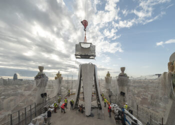 Avances decisivos en la Sagrada Familia: instalados los cuatro brazos horizontales de la cruz de la torre de Jesucristo