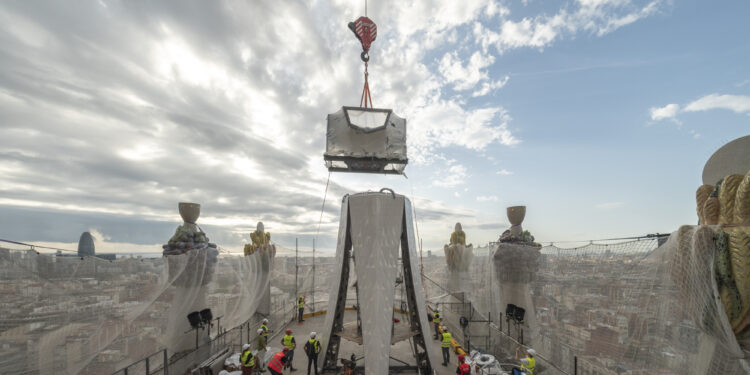 Avances decisivos en la Sagrada Familia: instalados los cuatro brazos horizontales de la cruz de la torre de Jesucristo 1 Avances decisivos en la Sagrada Familia: instalados los cuatro brazos horizontales de la cruz de la torre de Jesucristo