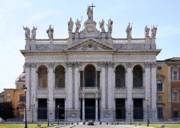 La Basílica de San Giovanni en Laterano se encuentra en la región del Monti y es la catedral de la diócesis de Roma