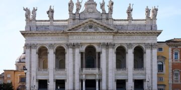 La Basílica de San Giovanni en Laterano se encuentra en la región del Monti y es la catedral de la diócesis de Roma