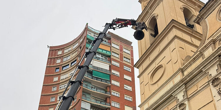 Bajan las campanas de la iglesia de El Salvador y Santa Mónica de Valencia para iniciar un proceso de restauración 1 Bajan las campanas de la iglesia de El Salvador y Santa Mónica de Valencia para iniciar un proceso de restauración
