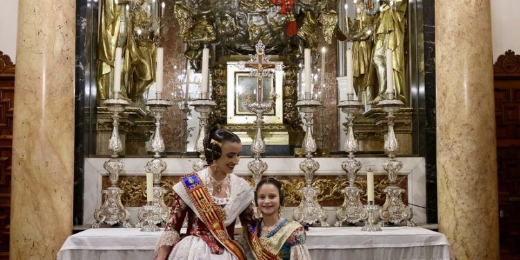 Las Falleras Mayores de Valencia acuden a la Virgen de los Desamparados