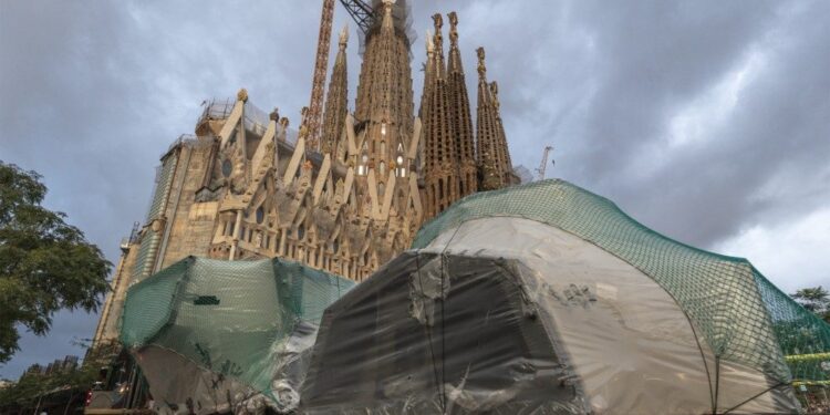 La Iglesia más alta del mundo, la Sagrada Familia, toca el cielo