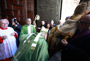 La imagen del Santísimo Cristo del Salvador del Cabanyal en Valencia recorre las calles de Ciutat Vella 2 cristo salvador catedral zayas 1