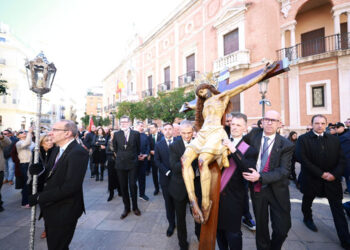 La imagen del Santísimo Cristo del Salvador del Cabanyal en Valencia recorre las calles de Ciutat Vella
