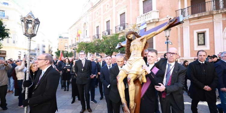 La imagen del Santísimo Cristo del Salvador del Cabanyal en Valencia recorre las calles de Ciutat Vella 1 La imagen del Santísimo Cristo del Salvador del Cabanyal en Valencia recorre las calles de Ciutat Vella