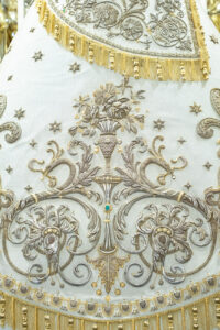 Restauran el manto con el que la imagen de la Virgen de los Desamparados regresó a su Basílica en 1939 2 manto virgen restaurado vgutierrezVLC 20260130 22