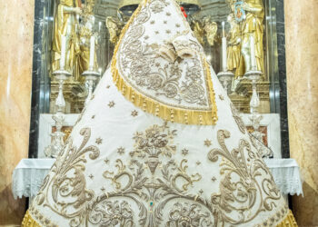 Restauran el manto con el que la imagen de la Virgen de los Desamparados regresó a su Basílica en 1939