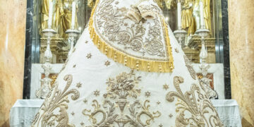 Restauran el manto con el que la imagen de la Virgen de los Desamparados regresó a su Basílica en 1939