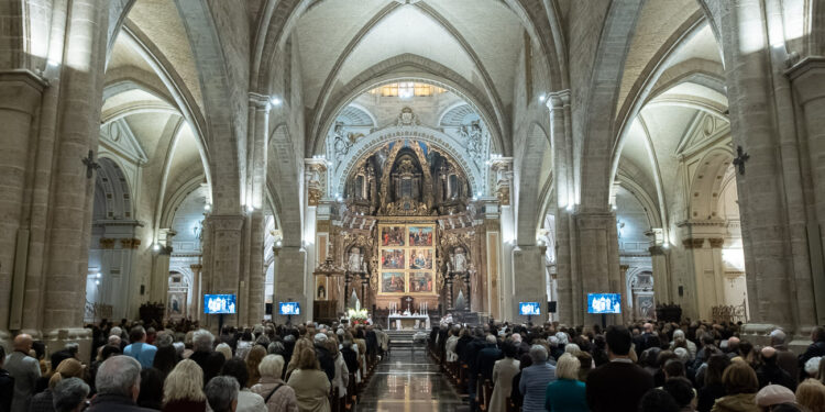 La Catedral de Valencia acoge la solemne misa de enfermos y la procesión de las antorchas