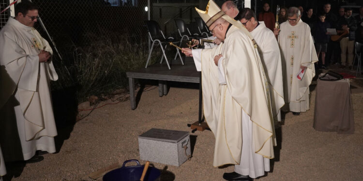 El Arzobispo preside la bendición de la primera piedra del nuevo templo de la parroquia San Juan Bosco de Torrent