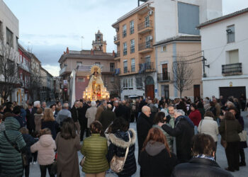 La imagen peregrina de la Virgen de los Desamparados visita la localidad de Benigànim