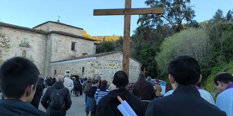 Más de 600 fieles participan en el Vía Crucis diocesano al Palancar