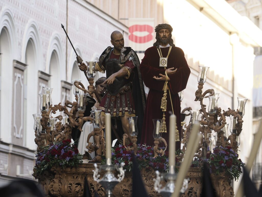 Gran fervor en Valladolid al paso de 'La Sentencia' y con la Procesión del Santísimo Cristo de los Trabajos 2 657524507 1379215984239919 4957361255327354864 n