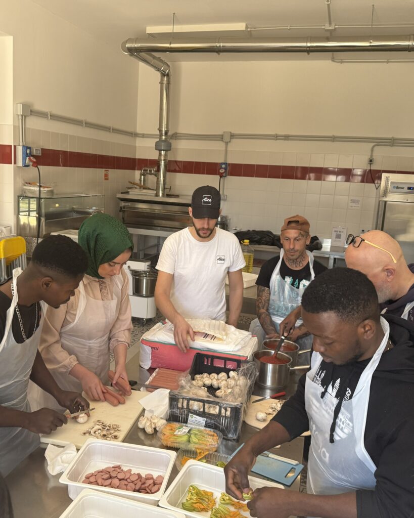 Curso práctico de Pizzeria promovido por Cáritas de la Diócesis de Roma 3 657700403 1444094061092198 4839673330391950793 n