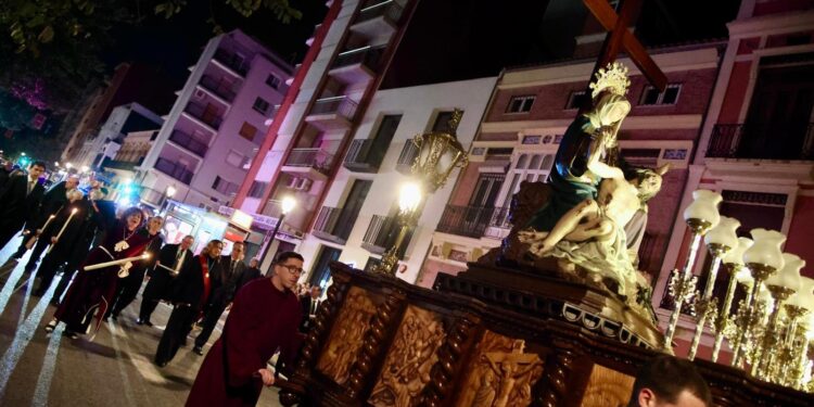 La Alcaldesa de Valencia recibe a la Hermandad del Santísimo Cristo del Perdón y participa en la Procesión de los Siete Dolores de la Virgen