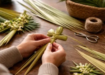 El valor espiritual de trenzar tu propia palma este Domingo de Ramos