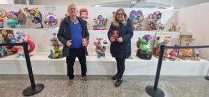La V edición del Premio El Camino del Santo Grial reconoce el ninot infantil “Un bosc de llibres” 2 Don Jesus Jimeno Peris y la Dra. Ana Mafe Garcia con el ninot premiado de la Falla Ramiro de Maeztu Els Lleons Mediana 1024x478 1