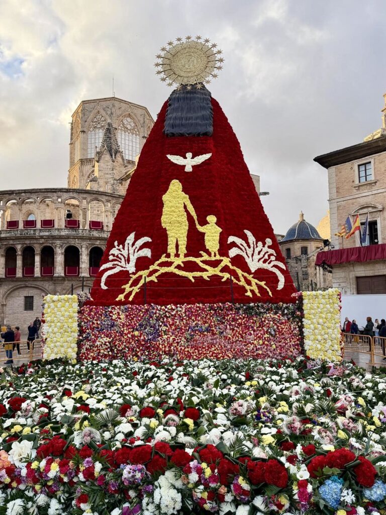 El manto de la "Geperudeta" busca el Récord Guinness como el tapiz floral más grande del mundo 2 HD3AxgEXAAA4lRN