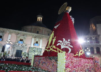 El manto de la "Geperudeta" busca el Récord Guinness como el tapiz floral más grande del mundo