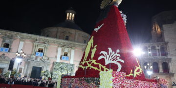 El manto de la "Geperudeta" busca el Récord Guinness como el tapiz floral más grande del mundo
