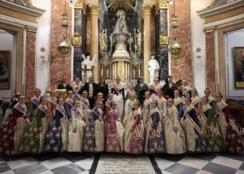 Emotivo encuentro de las Falleras Mayores de Valencia con la Virgen de los Desamparados