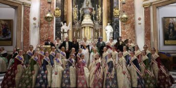 Emotivo encuentro de las Falleras Mayores de Valencia con la Virgen de los Desamparados