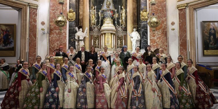 Emotivo encuentro de las Falleras Mayores de Valencia con la Virgen de los Desamparados 1 Emotivo encuentro de las Falleras Mayores de Valencia con la Virgen de los Desamparados