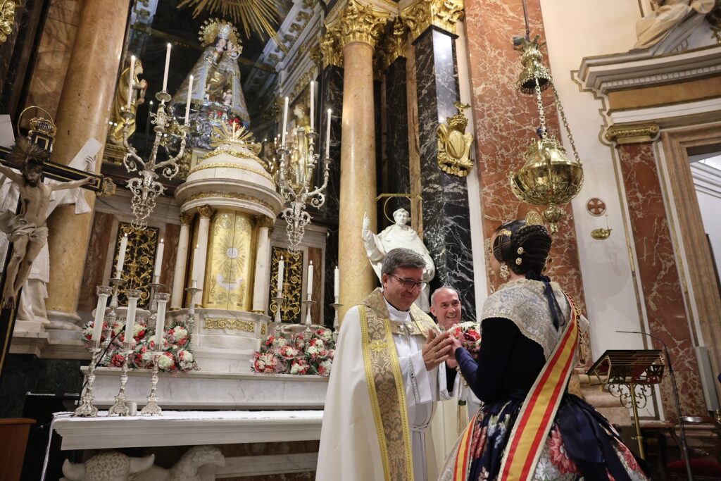 Emotivo encuentro de las Falleras Mayores de Valencia con la Virgen de los Desamparados 2 IMG 8731
