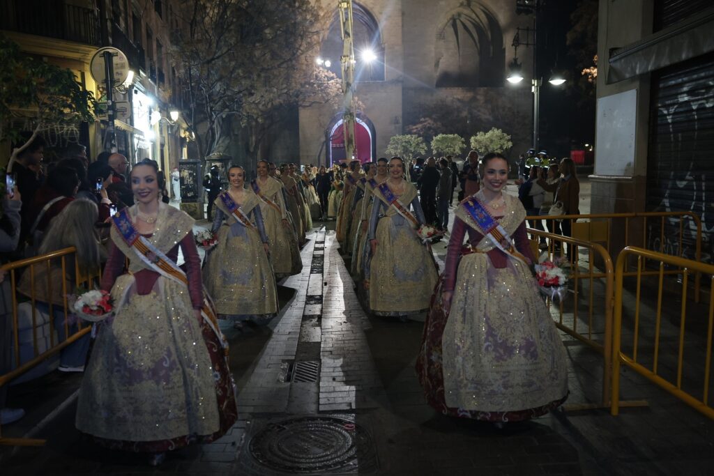 Emotivo encuentro de las Falleras Mayores de Valencia con la Virgen de los Desamparados 3 IMG 8742