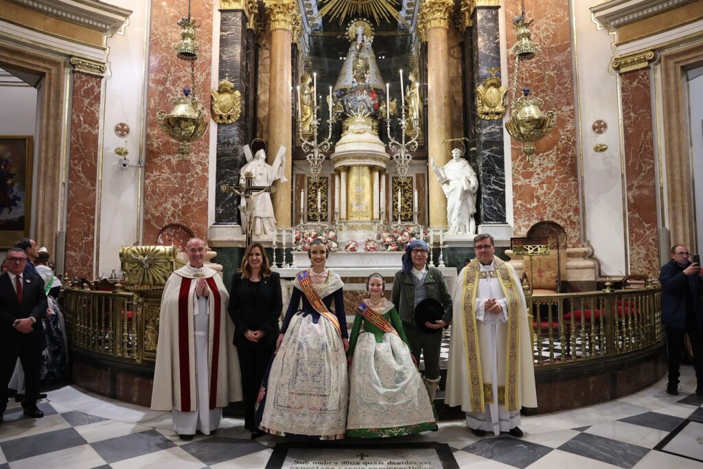 Emotivo encuentro de las Falleras Mayores de Valencia con la Virgen de los Desamparados 4 IMG 8747