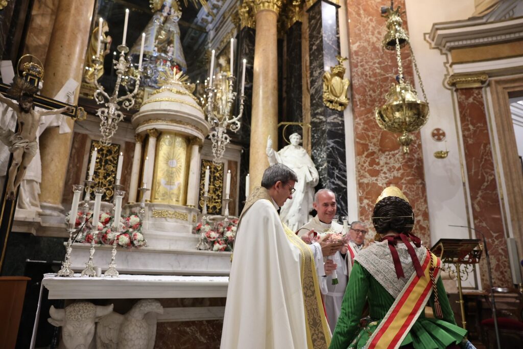Emotivo encuentro de las Falleras Mayores de Valencia con la Virgen de los Desamparados 5 IMG 8749
