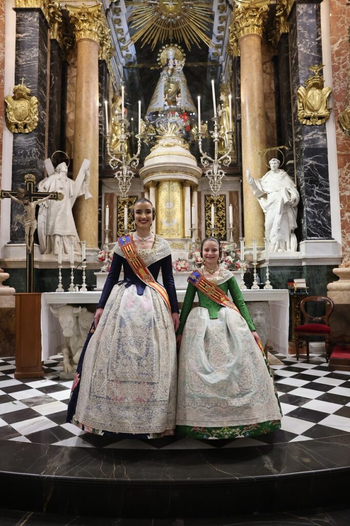 Emotivo encuentro de las Falleras Mayores de Valencia con la Virgen de los Desamparados 6 IMG 8750