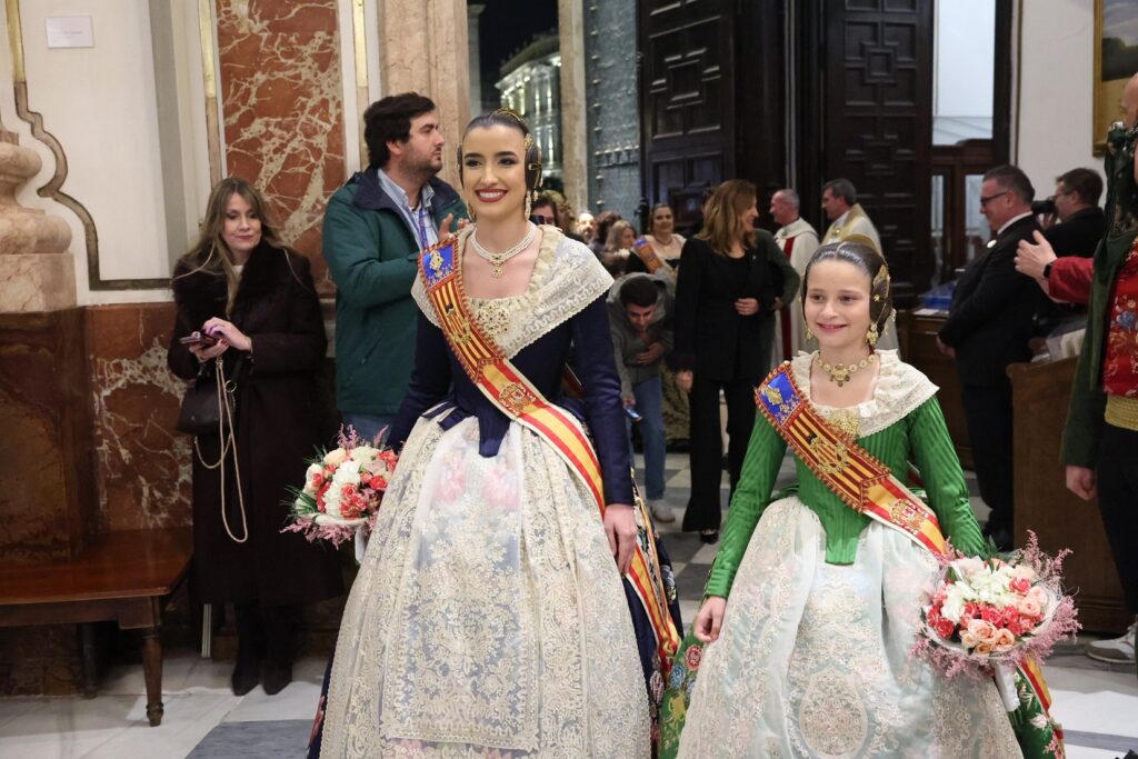 Emotivo encuentro de las Falleras Mayores de Valencia con la Virgen de los Desamparados 7 IMG 8753