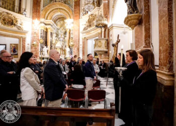 La Basílica de la Virgen acoge el rezo del Vía Crucis, con motivo de la Cuaresma