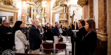 La Basílica de la Virgen acoge el rezo del Vía Crucis, con motivo de la Cuaresma