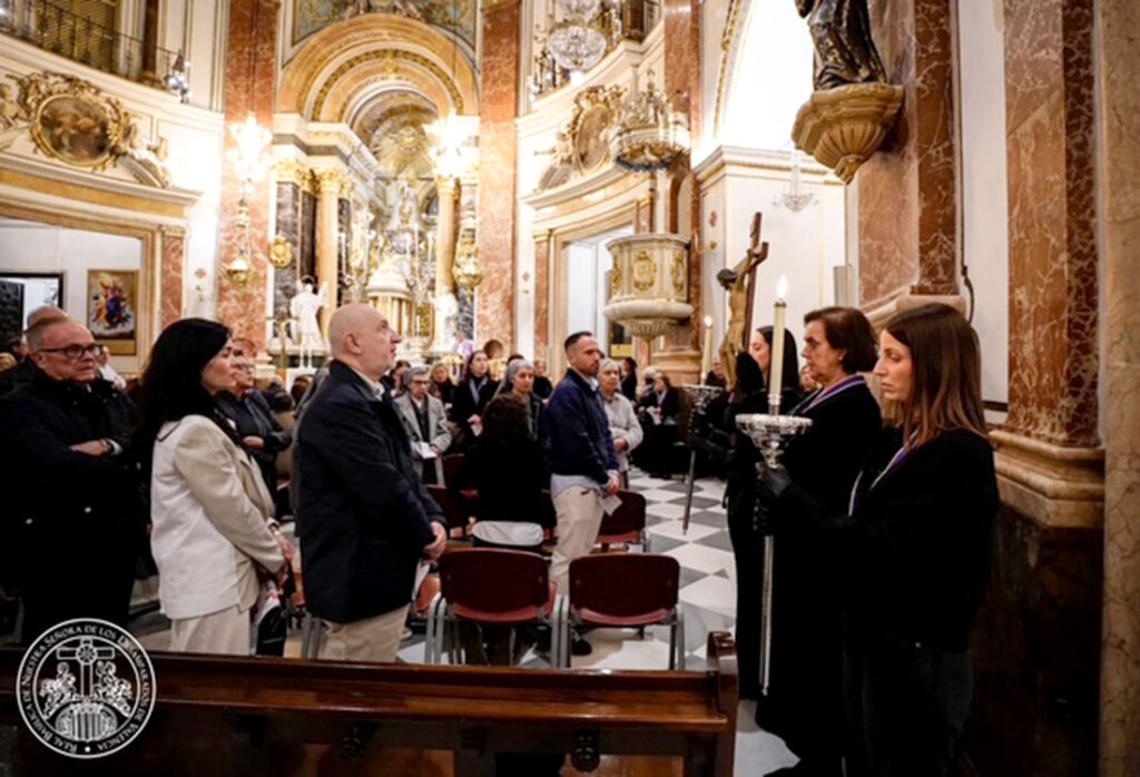 La Basílica de la Virgen acoge el rezo del Vía Crucis, con motivo de la Cuaresma 2 Via Crucis Basilica 2