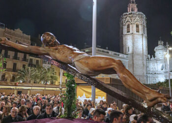 El Arzobispo de Valencia, Mons. Enrique Benavent, presidió anoche por las calles del centro histórico de Valencia el tradicional Vía Crucis por Ciutat Vella