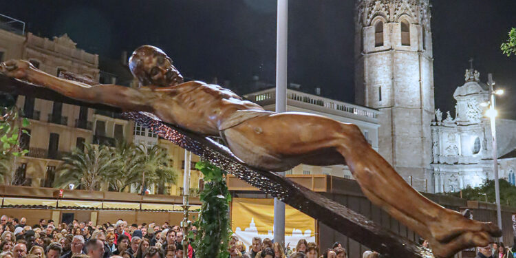 El Arzobispo de Valencia, Mons. Enrique Benavent, presidió anoche por las calles del centro histórico de Valencia el tradicional Vía Crucis por Ciutat Vella