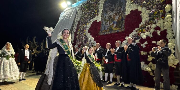 Castellón se funde en un abrazo de flores con la Mare de Déu del Lledó