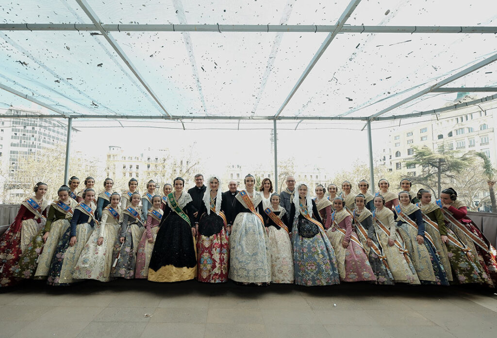 El Arzobispo de Valencia asiste a la mascletà en el Balcón del Ayuntamiento 3 arzobispo mascleta 1