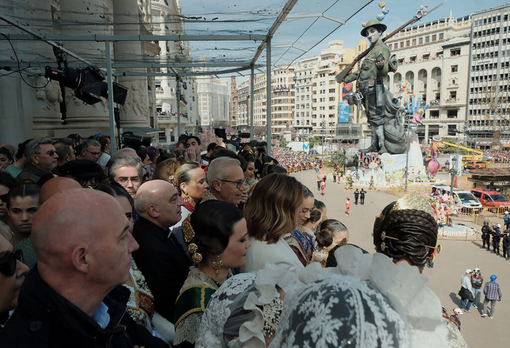 El Arzobispo de Valencia asiste a la mascletà en el Balcón del Ayuntamiento 2 arzobispo mascleta 2