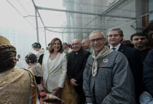 El Arzobispo de Valencia asiste a la mascletà en el Balcón del Ayuntamiento 4 arzobispo mascleta 3 1