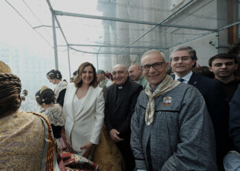 El Arzobispo de Valencia asiste a la mascletà en el Balcón del Ayuntamiento
