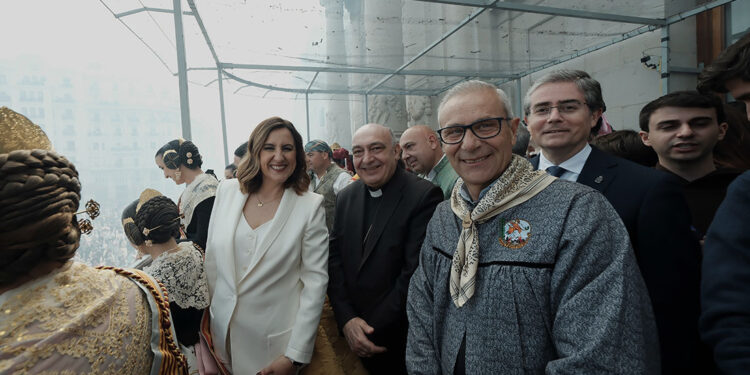 El Arzobispo de Valencia asiste a la mascletà en el Balcón del Ayuntamiento 1 El Arzobispo de Valencia asiste a la mascletà en el Balcón del Ayuntamiento